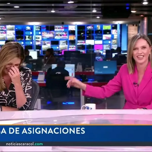 Ataque de risas de Catalina Gómez y Ana Milena Gutiérrez, presentadoras de Noticias Caracol.
