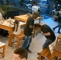 En Jamundí, cerca de Cali, Valle del Cauca, quedaron registrado dos delincuentes que entraron a un restaurante, armados, y robaron a los clientes.