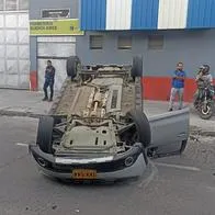 El aparatoso choque entre una camioneta un taxi en el sector Las Lunas de Pasto