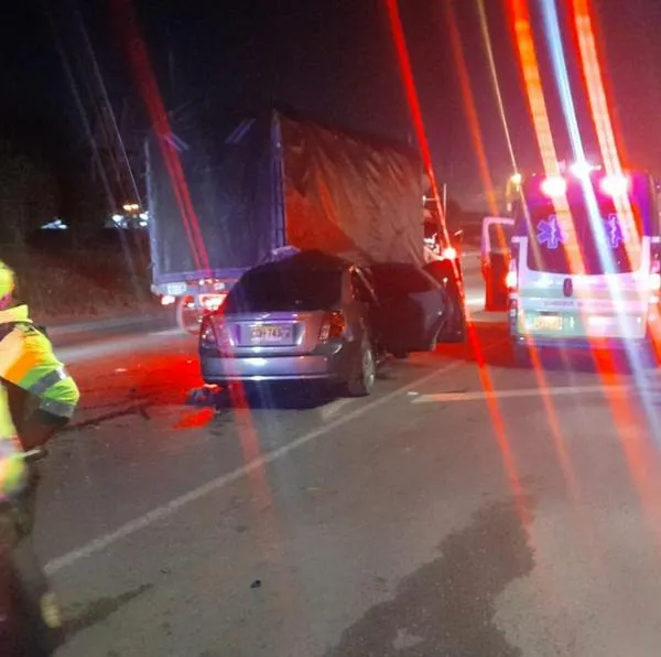 Enorme trancón en la entrada a Bogotá por la calle 13. Un carro particular estrelló a camión y de milagro no hubo heridos. 
