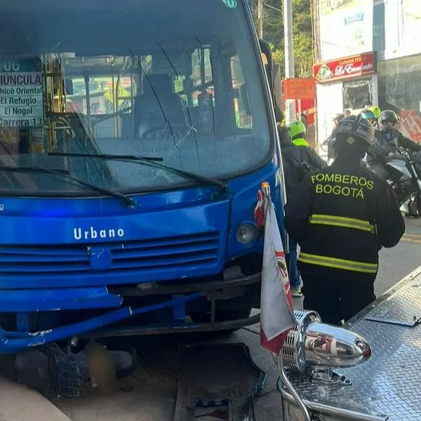 Monumental trancón en la vía La Calera por grave accidente entre bus del SITP y una motocicleta. Hay una persona herida. 