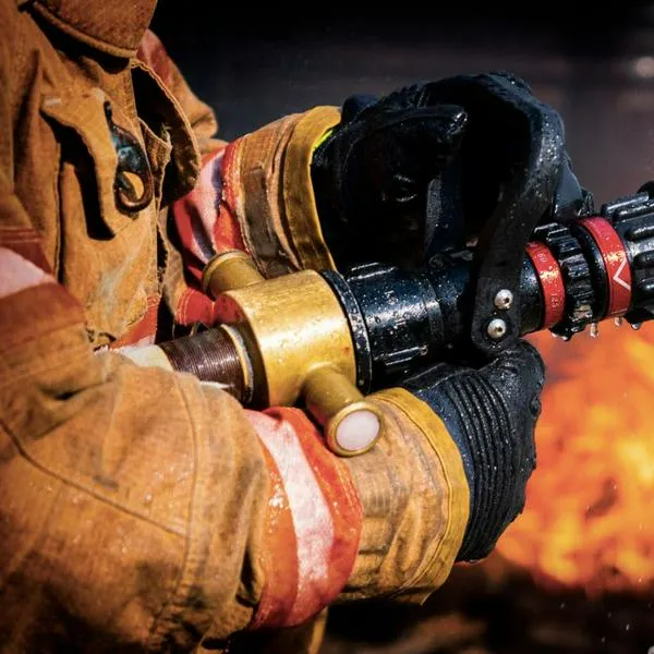 Foto genérica de un bombero apagando un incendio