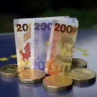 Euros ilustrados por AI, en nota sobre que colombianos podrán abrir cuenta bancaria en Europa