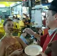 Don Jediondo y Carolina Cruz en La vuelta al mundo en 80 risas, donde comieron sapo en Malasia y el humorista dedicó un indirectazo al novio de la presentadora