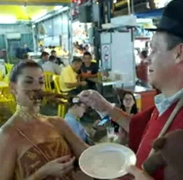 Don Jediondo y Carolina Cruz en La vuelta al mundo en 80 risas, donde comieron sapo en Malasia y el humorista dedicó un indirectazo al novio de la presentadora