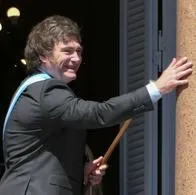 El presidente electo de Argentina, Javier Milei, sale al balcón de la Casa Rosada para saludar a simpatizantes en Buenos Aires (Argentina).