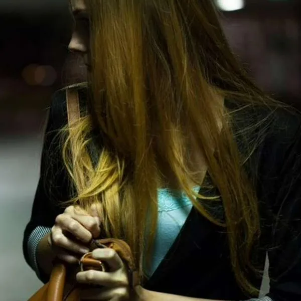 Foto de mujer en caso de inseguridad, en nota de robo en Bogotá a mujer que le raparon el celular y le desocuparon cuentas bancarias en minutos (video)