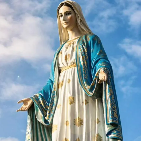 Oración a la Virgen de la Medalla Milagrosa. Muchos fieles creen en su poderosa intercesión y llevan consigo esta medalla como una forma de protección.