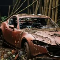 Carro dañado en nota sobre que mujer destruyó el carro de su amiga, porque ella le cobró plata que le debía