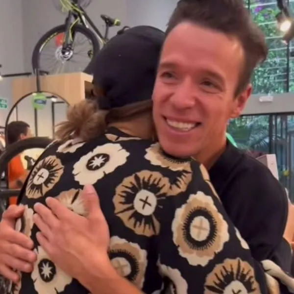 Rigoberto Urán compartiendo con una seguidora de él que es paciente de quimioterapia, que le dijo que su serie la inspira