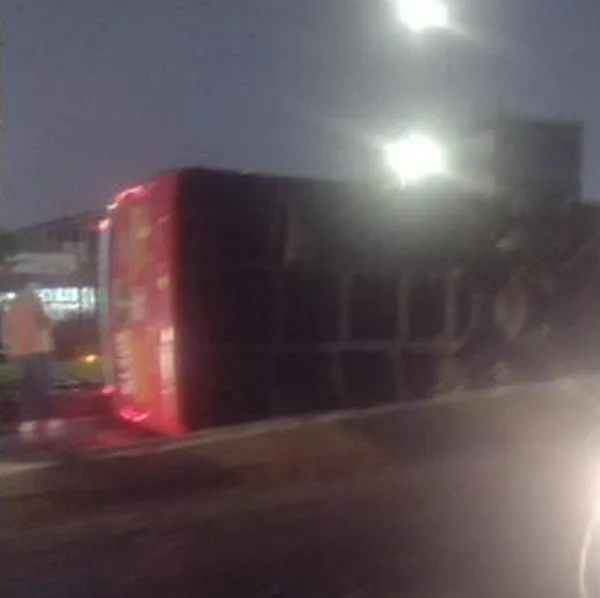 Bus de Transmilenio que se volcó este sábado en Bogotá dejo a 35 heridos. La alcaldesa Claudia López aseguró que ninguno de gravedad.