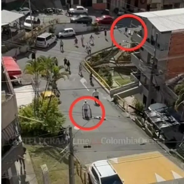 Cancha de fútbol en una curva que hicieron ciudadanos en Colombia en plena calle