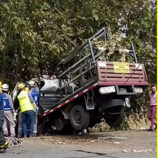 Vehículo de carga chocó contra unas ramas en vía de El Cerrito y el conductor murió
