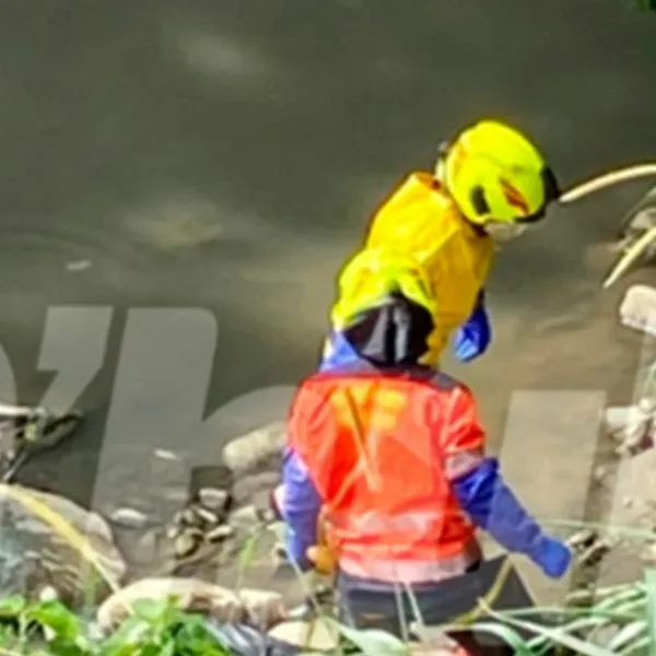 Encontraron el cadáver de un hombre atascado en las piedras de la quebrada La Iguaná, Medellín.