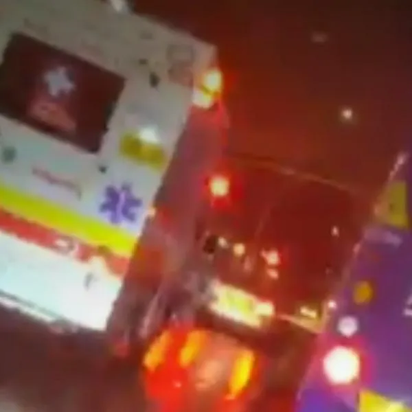 Conductor se le colgó a un espejo de una ambulancia en Bogotá después de que le estrellaron el carro. Los paramédicos manifestaron que tenían emergencia. 