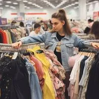 Imagen de mujer comprando ropa, en nota sobre que Falabella tendrá trasnochón