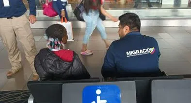 Niña se escondió en el aeropuerto El Dorado después de ser abandonada en Bogotá. La menor duró 10 días pasando desapercibida. 