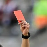 Árbitro fue brutalmente golpeado por pitar un penalti en Atlántico.