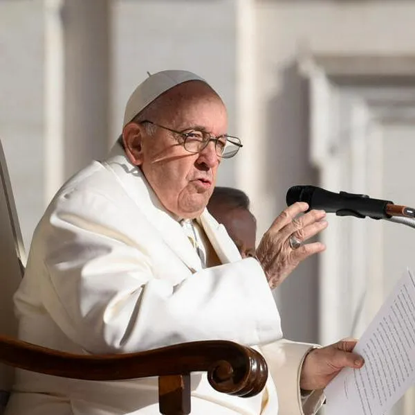 El Vaticano autoriza las bendiciones (no litúgicas) de parejas del mismo sexo.