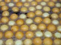 ¿Por qué los buñuelos se voltean solos o explotan en el aceite? La física tiene la respuesta