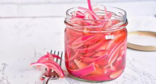 Las mejores cebollas encurtidas para preparar en casa están aquí 