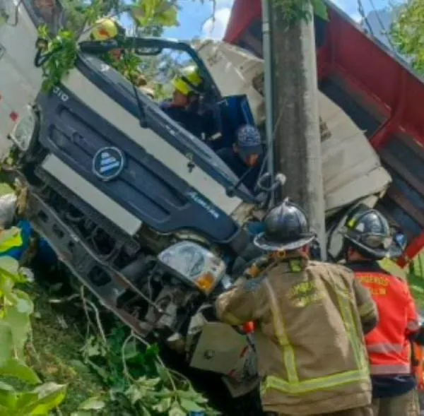 En Medellín, conductor de camión se salvó de morir al chocar con poste de luz