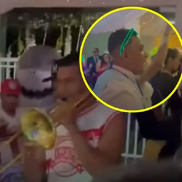 Pareja celebró su boda como si estuvieran en una de las barras del Junior de Barranquilla.