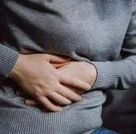 Persona con dolor de estómago. En relación con alimentos que no se deben recalentar.