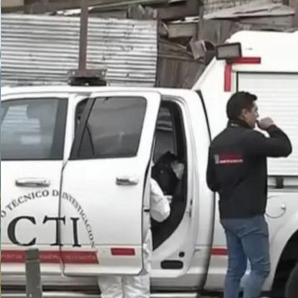 Oficiales del CTI de la Fiscalía realizando el tema de levantamiento del joven de 15 años que habría fallecido de un disparo en Bogotá luego de escapar de una URI