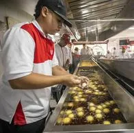 La historia de la buñuelería de Medellín a la que le hacen fila de cuadras enteras.