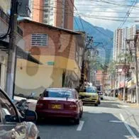 En esta cuadra del barrio 19 de Abril de Itagüí ocurrió el crimen contra un hombre mientras tomaba cervezas con conocidos.