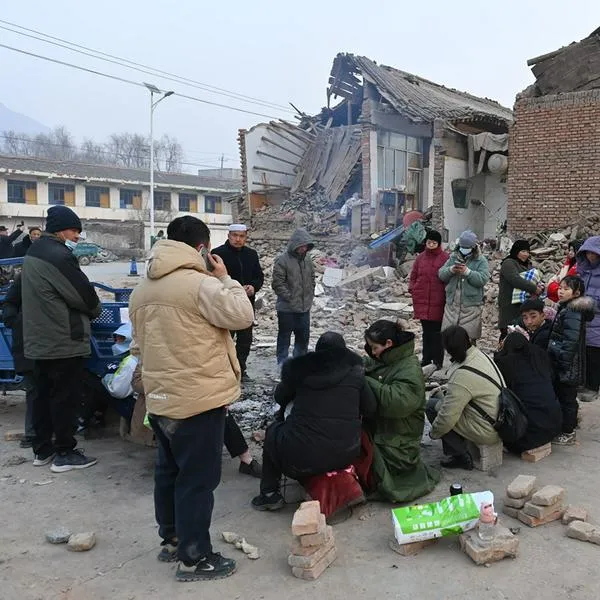 Por temblor en China que deja 118 muertos, intensa búsqueda de sobrevivientes