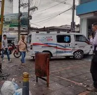 Fuerte accidente entre dos ambulancias en Ibagué: tres heridos y un local afectado 