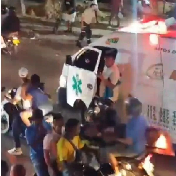 Paramédicos dedos ambulancias se pelearon en la calle para atender a un herido.