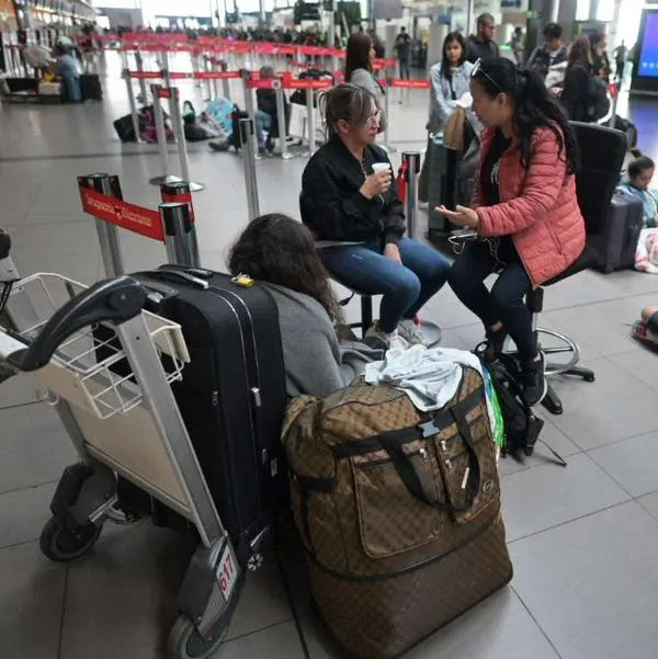 Foto de pasajeros en El Dorado, en nota de que a pasajeros en aerolíneas en Colombia les piden paciencia desde Superintendencia de Transporte