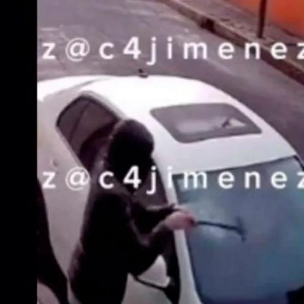 Mujer enfurecida en México agarró el carro de su mejor amiga a martillazos porque no le pagaba una deuda 