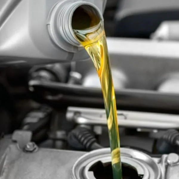 El aceite de un carro debe ser cambiado con regularidad, por eso muchos conductores se preguntan cuánto es lo máximo que se pueden pasar.