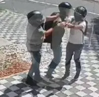 Pistola en mano robaron $60 millones a un empleado a plena luz del día en el barrio Conquistadores