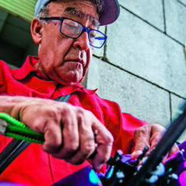 Don Jorge, el hombre que lleva 33 años arreglando paraguas en el Centro de Medellín.