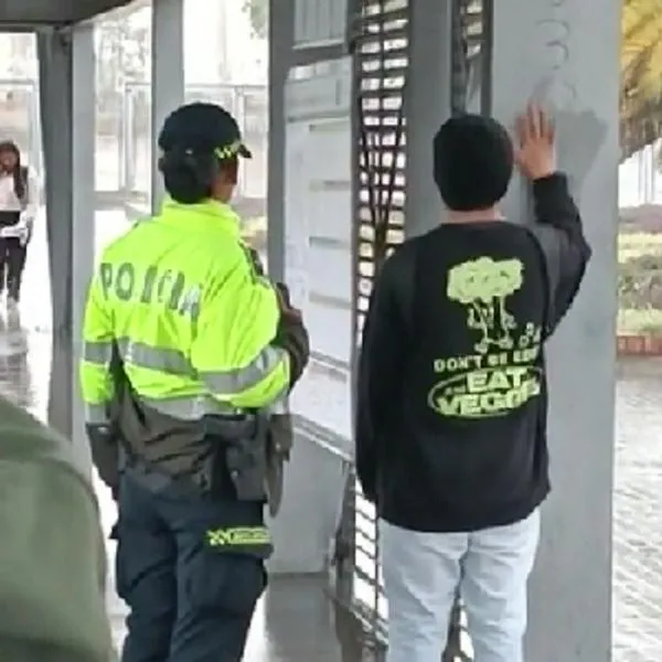 Joven que fue obligado a limpiar grafiti en estación de Transmilenio.