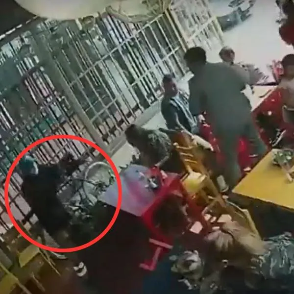 Nuevo robo en Bogotá: motoladrones entraron a restaurante en Normandía a hurtar y en medio de un forcejeo hirieron a un cliente.
