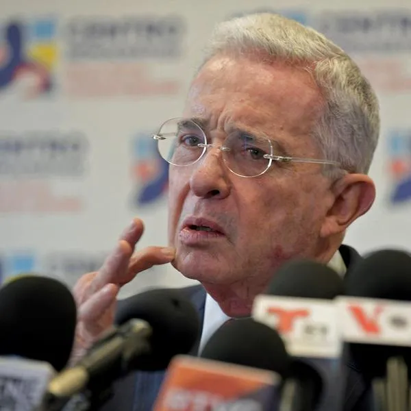 Álvaro Uribe crítica idea de Gobierno Petro de legalizar producción de cocaína
