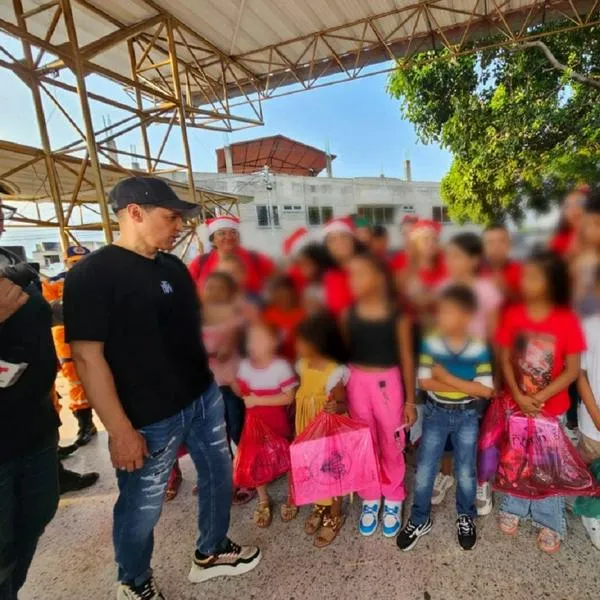 El cantante Jorge Celedón cumplió la cita de todos los años en Villanueva, La Guajira, su pueblo, y dio regalos a todos los niños.
