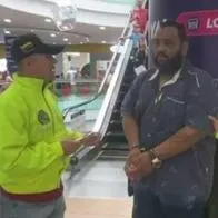 Hombre metió cucharacha en una hamburguesa para extorsionar al dueño del local 