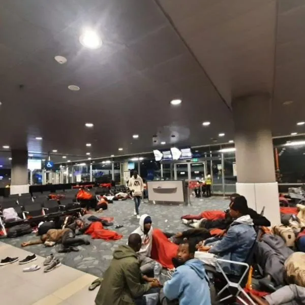 Migrantes africanos en Aeropuerto El Dorado armaron cambuche con sus maletas. Migración Colombia les habilitó una sala especial en la terminal aérea.