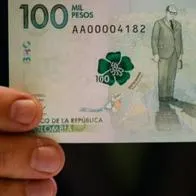 Foto de un billete de 100.000 pesos colombianos, a propósito de billetes falsos y cómo detectarlos