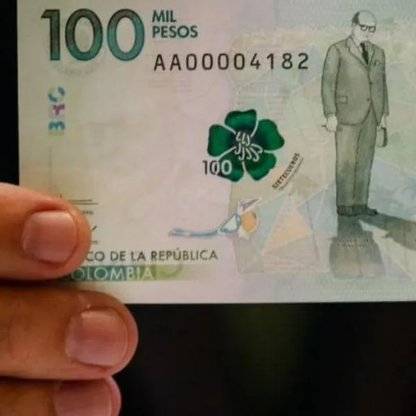 Foto de un billete de 100.000 pesos colombianos, a propósito de billetes falsos y cómo detectarlos