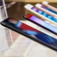 Foto de celulares en una vitrina