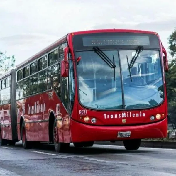 Foto de bus de Transmilenio, por accidente en el que murió atropellado un peatón