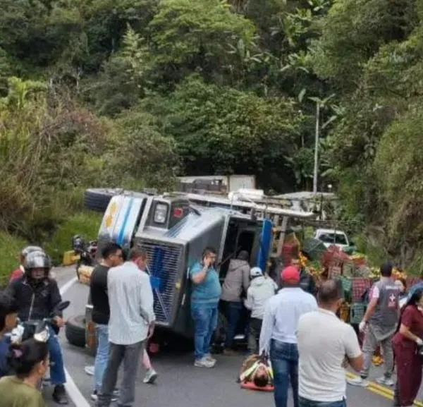 Accidente en Tolima: camión cargado de fruta se volcó en la vía y hay un herido